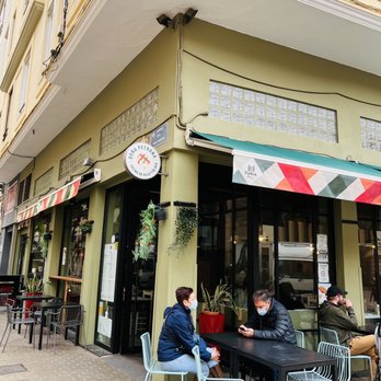 Doña Petrona - Terraza de Doña Petrona - Tapas Bars Near Me - València, V