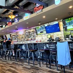 Wild Wings Restaurant & Lounge - Bar area