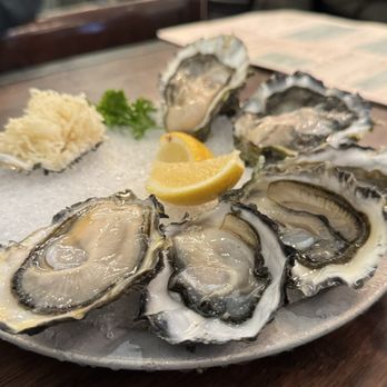 Harbour Oyster + Bar - Cocktail Bars Near Me - Vancouver, British Columbia Harbour Oyster + Bar - Cocktail Bars Near Me - Vancouver, British Columbia