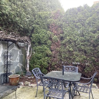 The Stone Hedge B & B - Another view of private outdoor courtyard - Bed & Breakfast Near Me - Richmond, British Columbia The Stone Hedge B & B - Another view of private outdoor courtyard - Bed & Breakfast Near Me - Richmond, British Columbia