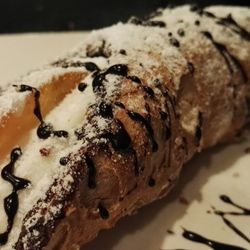 La Trattoría - Canutillo con requesón, chocolate y naranja confitada
