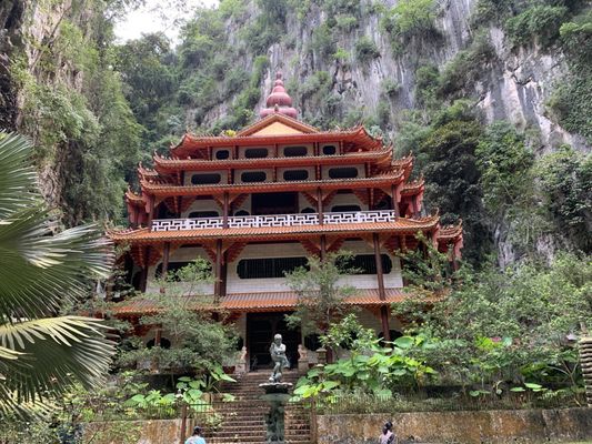 Sam Poh Tong Temple by null