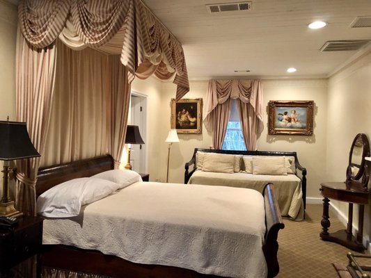 Monmouth Historic Inn & Gardens by null
