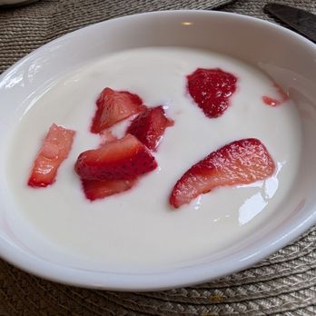 Camellia Inn - Yogurt with fruit - Bed & Breakfast Near Me - Healdsburg, California Camellia Inn - Yogurt with fruit - Bed & Breakfast Near Me - Healdsburg, California