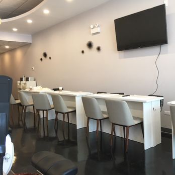 Loyal  Spa - Manicure tables - Nail Salons Near Me - Chicago, Illinois