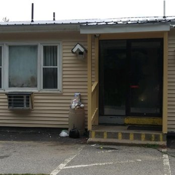 Econo Lodge Inn & Suites - Overflowing trash - Hotels Near Me - Tilton, New Hampshire