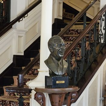 Walt’s - An American Restaurant - Stairwell up to dining area - American Near Me - Chessy, 75