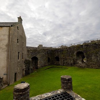 Dunstaffnage Castle and Chapel - Inside the castle walls - Landmarks & Historical Buildings Near Me