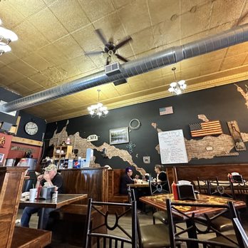 Robyn's - Inside - Burgers Near Me - Cameron, Missouri
