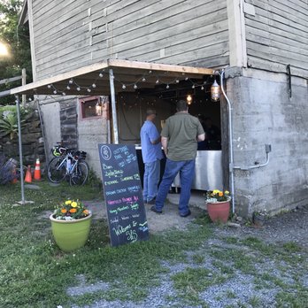 S and S Farm Brewery - Outside bar - Breweries Near Me - Nassau, New York