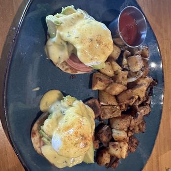 foothill - Eggs Benedict- fresh and delicious - New American Near Me - Pasadena, California