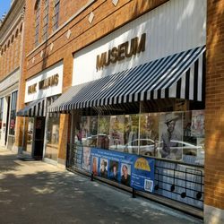 Hank Williams Museum - Walking up to the Hank Williams Museum