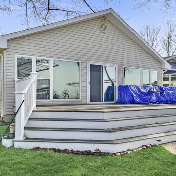 Lake Front - Large deck facing lake front with plenty of seating - Vacation Rentals Near Me - Syracuse, Indiana Lake Front - Large deck facing lake front with plenty of seating - Vacation Rentals Near Me - Syracuse, Indiana