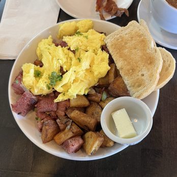 Toasted & Roasted - Hands down my favorite Corn Beef Hash in Las Vegas, I have had a lot of corn beef hash and This is my Number 1 Pick. Sooooo Ono. - Breakfast & Brunch Near Me - Henderson, Nevada