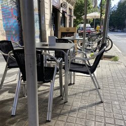 Crois - Sidewalk seating