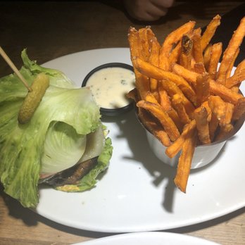 Moxies Fairview Mall Restaurant - Lettuce bun burger - Canadian (New) Near Me - North York, Ontario Moxies Fairview Mall Restaurant - Lettuce bun burger - Canadian (New) Near Me - North York, Ontario