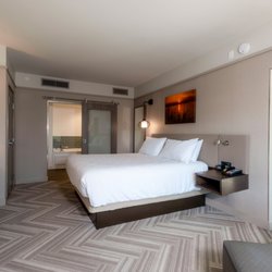 Hilton Garden Inn Mobile Downtown - Suite Bedroom