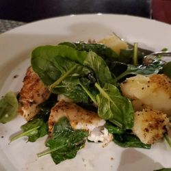 El Grill - Mahi Mahi grilled with spinich.