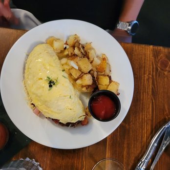 Le Sel Bistro - Meat omelet with potatoes. Mmhmm - Breakfast & Brunch Near Me - Tacoma, Washington Le Sel Bistro - Meat omelet with potatoes. Mmhmm - Breakfast & Brunch Near Me - Tacoma, Washington
