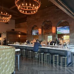 Roth SocialHouse - Interior entry/bar