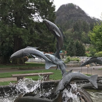 Bonneville Dam Fish Hatchery - Aquariums Near Me - Cascade Locks, Oregon