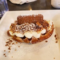 Sweet Moon - Lotus Biscoff Croffle