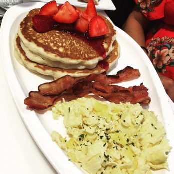 Omelet Bar - 3X with glazed Strawberries - Breakfast & Brunch Near Me - Orlando, Florida