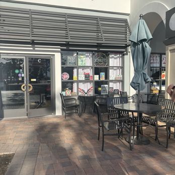 Sunny Side Up Doughnuts - Front entrance outdoor seating - Donuts Near Me - Laguna Niguel, California
