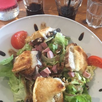 Le Ch'ti Charivari - La Salade Charivari (salade, toasts de reblochon frit, dès de jambon, noix, tomates, vinaigrette) - French Near Me - Lomme, 59