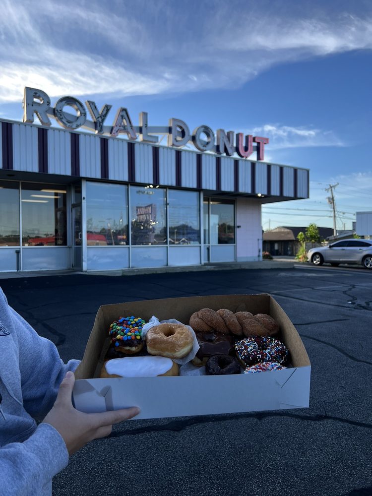 Royal Donut Logo