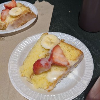 Leo's Barbeque - Strawberry banana cake - American Near Me - Oklahoma City, Oklahoma