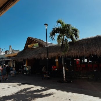Dick's Dive - Dive Bars Near Me - San Miguel de Cozumel, ROO
