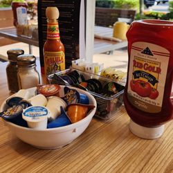 Skillets - Port Charlotte - Peachland Promenade - Condiments
