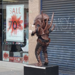 Argyle Street - Xenomorph dancing to Bowie