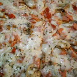 Café Bar Riera - Pizza de la casa.  Masa fina y crujiente; en cuanto al relleno...  Va bien cargadita