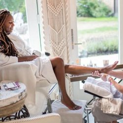 Janos Beauty Bar - Relaxing pedicures with complimentary champaign