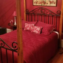 The Historic Victorian Inn - Red Suite