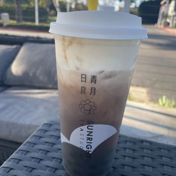 Sunright Tea Studio - Peach Oolong Tea with Cheese Foam and Boba - Bubble Tea Near Me - Irvine, California