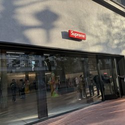 Supreme - Outside of store