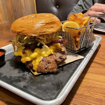 Guy Fieri's Branson Kitchen + Bar - Mac n cheese burger - Bars Near Me - Branson, Missouri