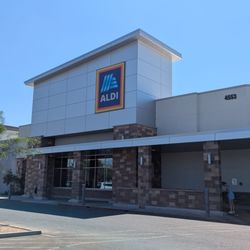 ALDI - Outside