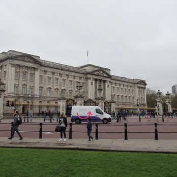 Buckingham Palace - The Buckingham Palace from afar - Landmarks & Historical Buildings Near Me - London, XGL Buckingham Palace - The Buckingham Palace from afar - Landmarks & Historical Buildings Near Me - London, XGL