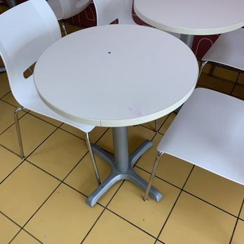 Baskin Robbins - Dirty table - Ice Cream & Frozen Yogurt Near Me - Arlington, Texas