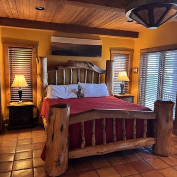 Doves Rest Cabins - Master bedroom - Vacation Rentals Near Me - Canyon, Texas