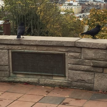 Kerry Park - The bronze plaque commemorating the gift of the park to the city in 1927 (and two crows). - Parks Near Me - Seattle, Washington