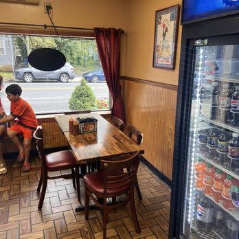 Dunellen BBQ - Dining area - Barbeque Near Me - Dunellen, New Jersey