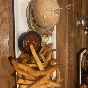 Bru Burger Bar - Plainfield - Nashville Hot Sandwich - Burgers Near Me - Plainfield, Indiana