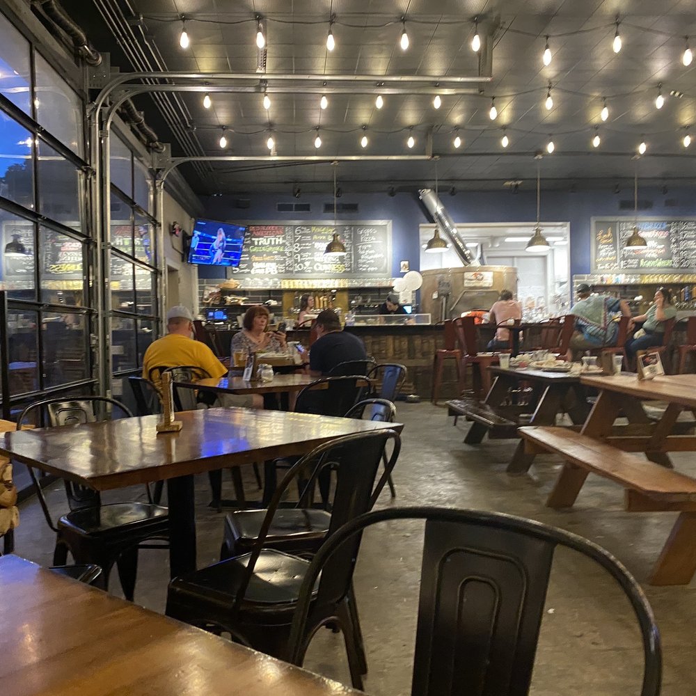 Rolling Oven - people sitting at tables - Pizza Near Me - Versailles, Kentucky Rolling Oven - people sitting at tables - Pizza Near Me - Versailles, Kentucky