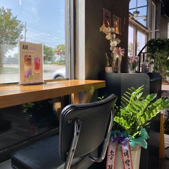 Cafe 104 - Pretty high-chair area & entrance. - Breakfast & Brunch Near Me - Duluth, Georgia
