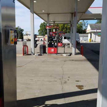 Speedway - multiple bays with lots of room to turn around - Gas Stations Near Me - Brazil, Indiana